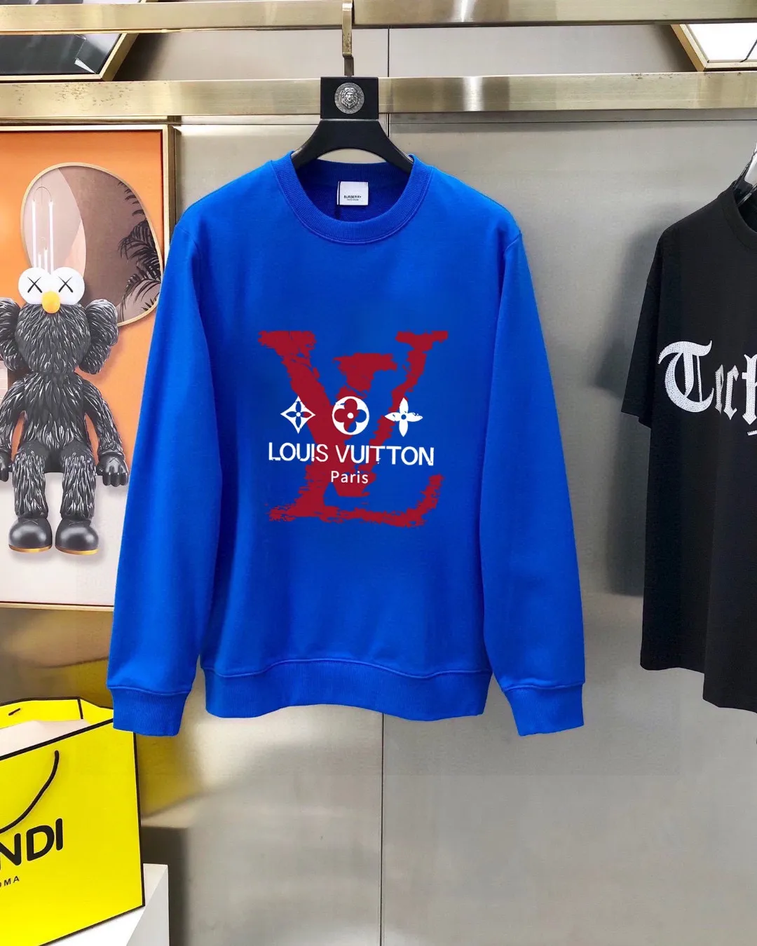 🅿️220 brand [LV Louis Vuitton] (good news for fat people) 2025ss autumn latest long-sleeved round-neck sweatshirt, on sale simultaneously on the official website. Refreshing and breathable. Made of top Tencel Roman. Comfortable and soft. 3D three-dimensional clarity. Super fashion sense. Great for gifting and keeping for yourself. Size: M-5XL (can wear up to 220 pounds)